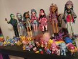 so I have a much (MUCH) bigger collection than this, but I’m between homes & this is my only toy display at the moment. Christmas really enhanced my collection! The Care Bears, Hatchimals, Cloudees, Whiffies, Palm Pals & the 9 ponies upfront were my gifts to myself today. happy holidays! ♡